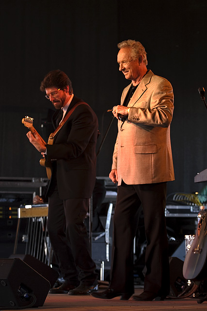 Mel Tillis stage with player Poteet Apr 06 DPC-3200.jpg