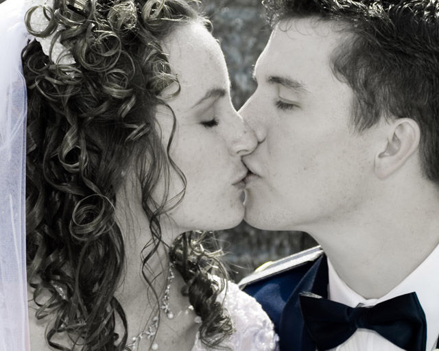Christina Chris kiss close desat-6995.jpg