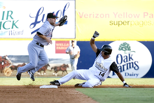 Missions Guzman slides into 2nd SMALL-0096.jpg