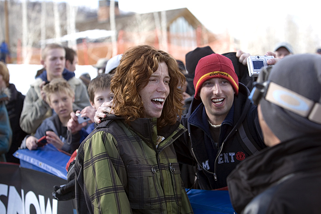 Shawn White working crowd at World Superpipe Championship 2007-8758.jpg