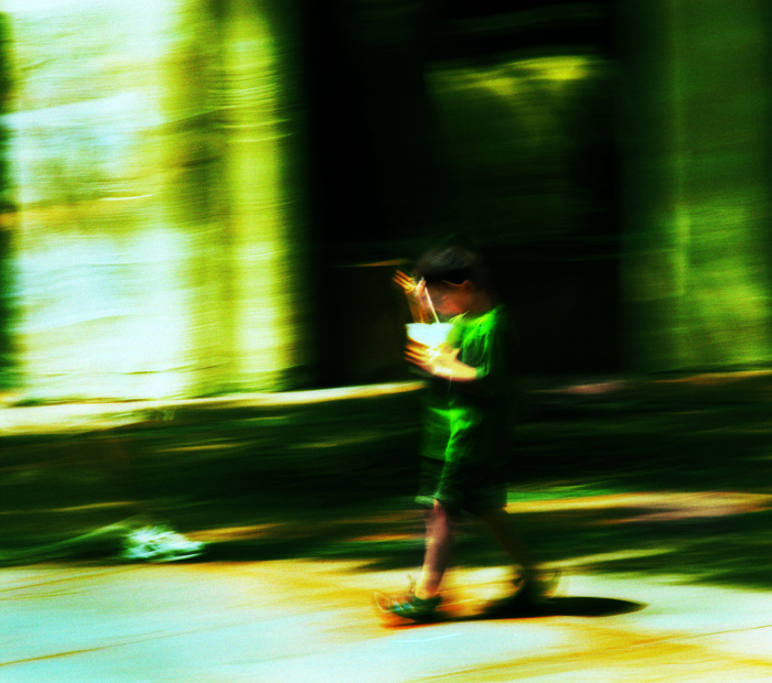 El niño de la camiseta verde
