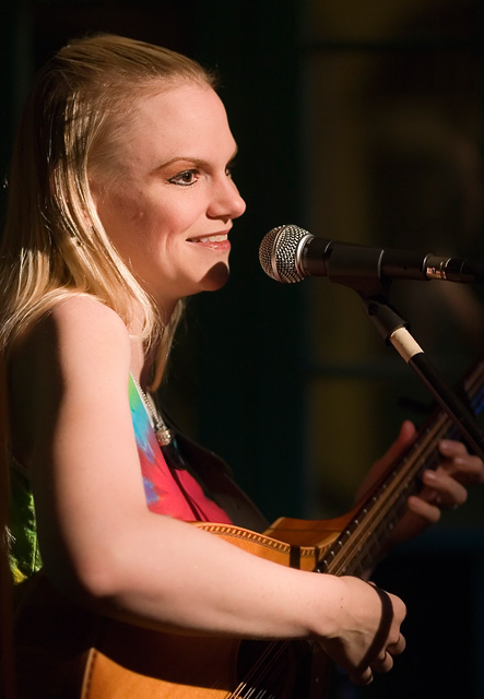 Beth Patterson at O'Flaherty's (20050801-01, 5x7 crop)