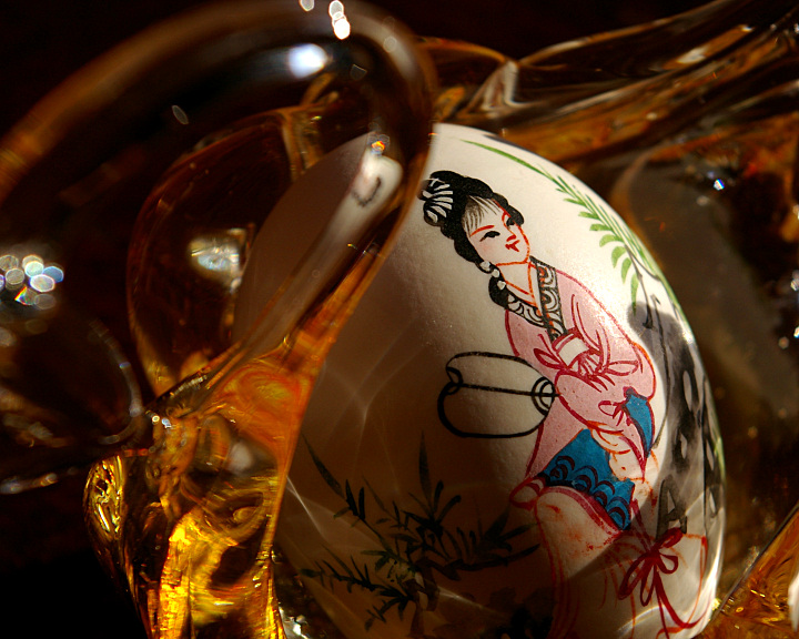 Geisha Egg in Glass Swan