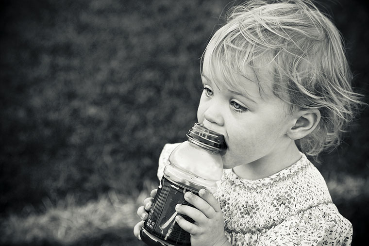 little girl at the school picnic