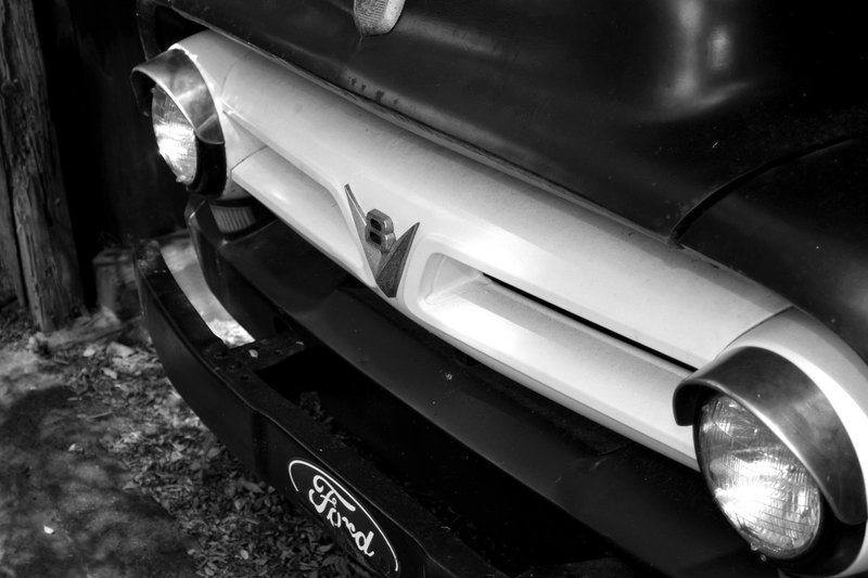 Ford V-8 Grill