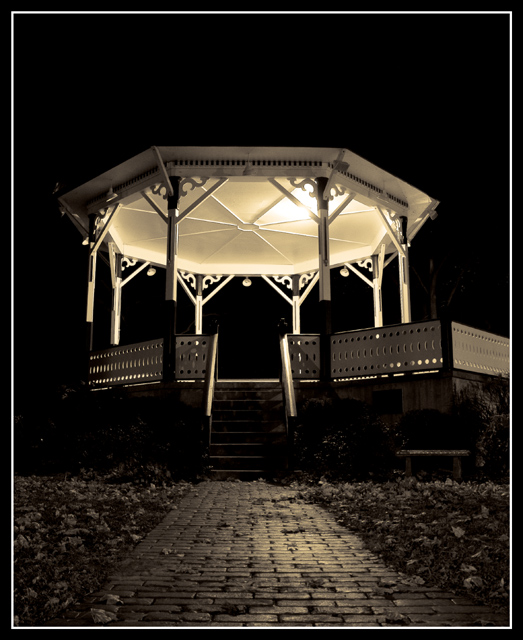 gazebo bw.jpg