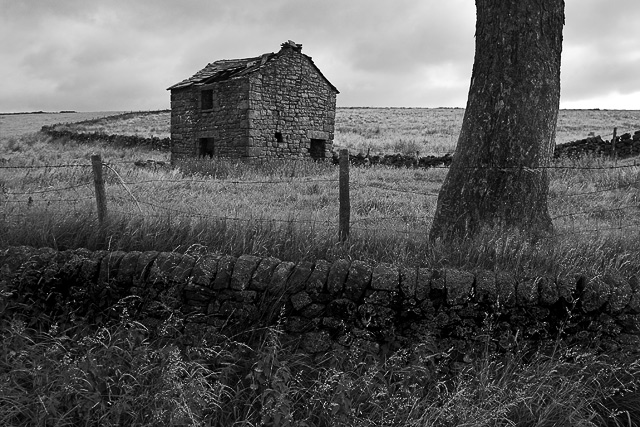 peak-district-barn-bw.jpg