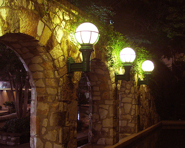 arch-2 with light 640.jpg