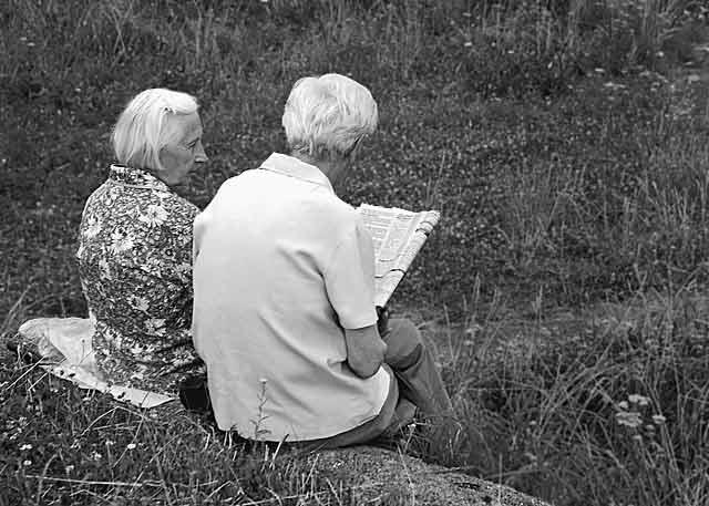 oldcouplereadpaper_bw_sm.jpg