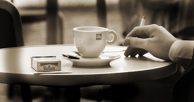 un homme, un café et une cigarette original