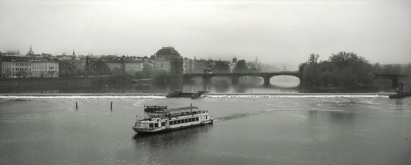 charles-bridge2v.jpg