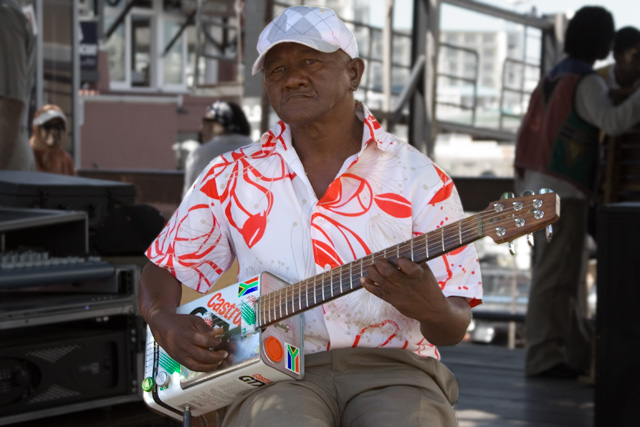 Oil-can guitar plays the blues