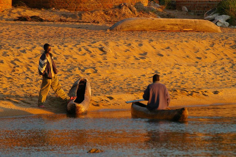 Malawi - early morning fishermen chat