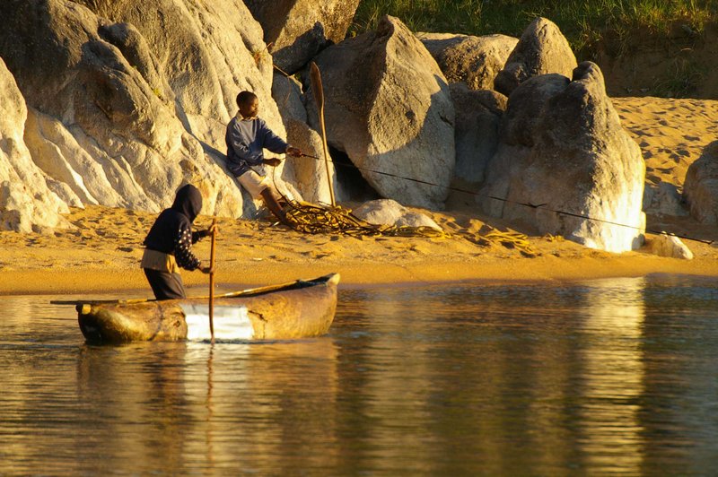 Malawi - roping in the fishing nets