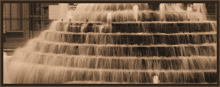 DSC_0144 FOUNTAIN IN SEPIA.jpg