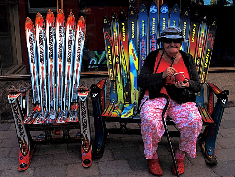  GRANNY 2 SKIS.