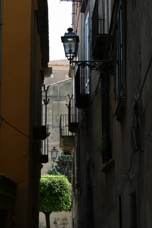 Tropea, alley, 2435 adj.jpg