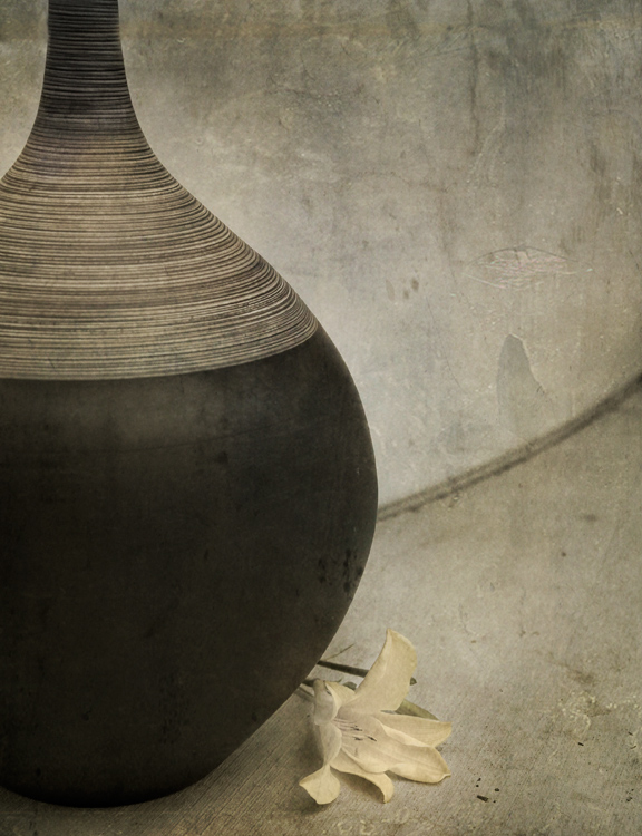 Vase & Lily