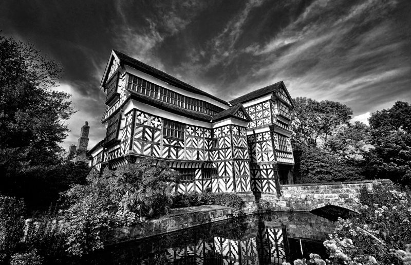 Crooked-House-mono