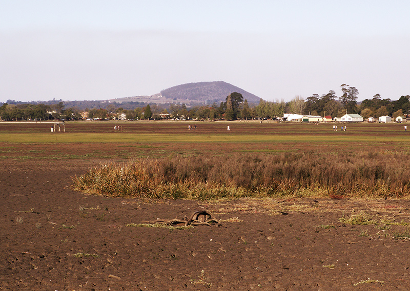 Lake-Wendouree,-dry-walkover-001