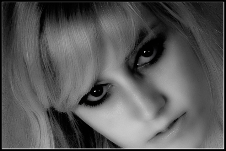 Poppy B&W